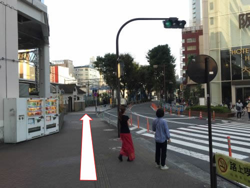 阪急を右手に進みます