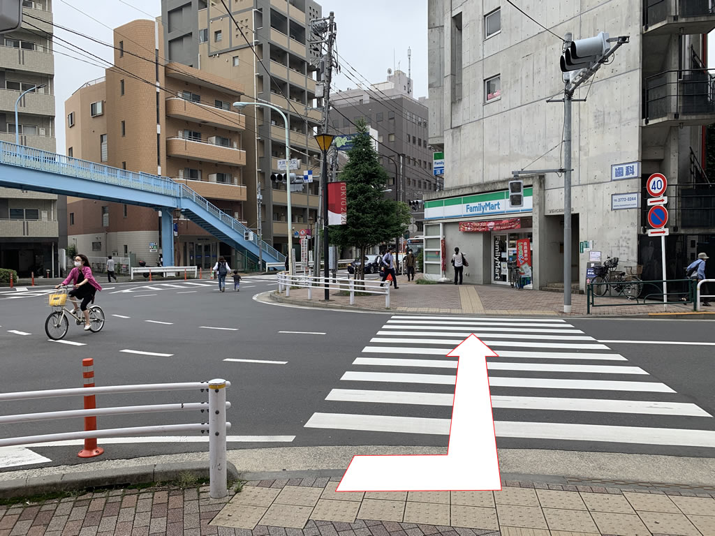 ファミリーマートに向かって横断歩道を渡ります