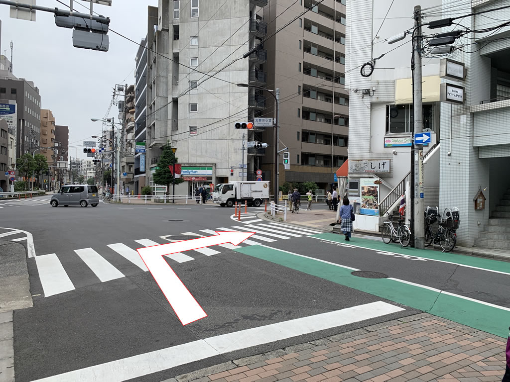 右折して横断歩道を渡ります